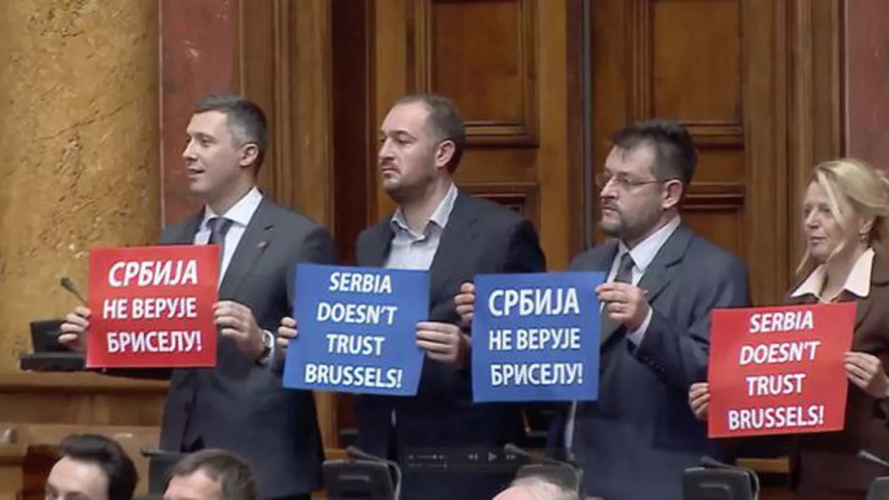 Nu avem nevoie de Uniunea Europeană!: Înalt Reprezentantul Uniunii pentru Afaceri Externe a fost primită cu huiduilei și scandări anti-UE în Parlamentul Serbiei (VIDEO)