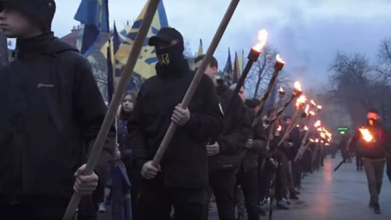 Naționaliștii Ucraineni au organizat un marș cu TORȚE aprinse pentru a-l comemora pe colaboratorul NAZIST Roman Shukhevych (VIDEO)