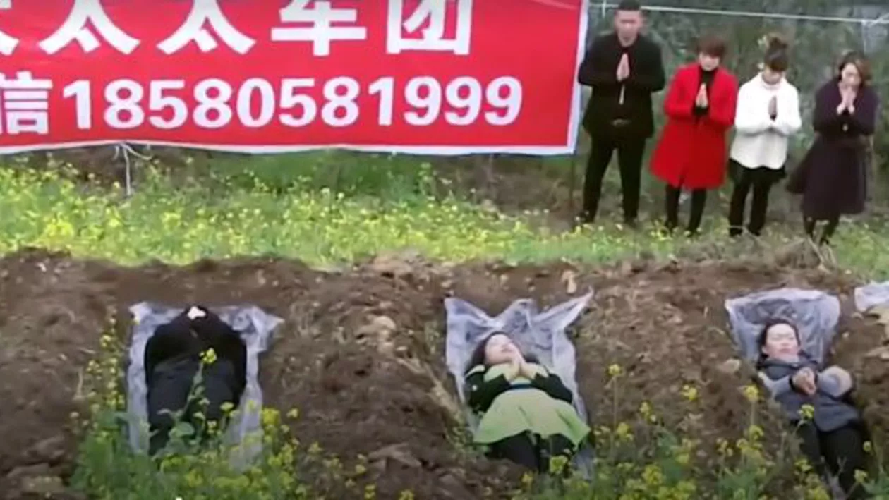 Metodă ȘOCANTĂ de a trece peste un DIVORȚ! Femeile SINUCIGAȘE se așează în MORMINTE pentru a scăpa de DURERE (VIDEO)