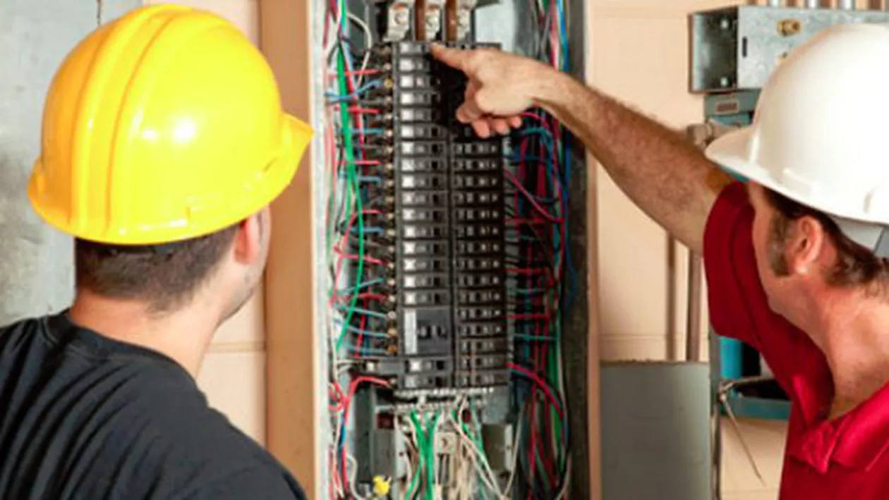 IMPORTĂM ELECTRICIENI! Tinerii români nu se mai îndreaptă spre şcoli de meserii, iar angajatorii aduc forţă de muncă din Serbia