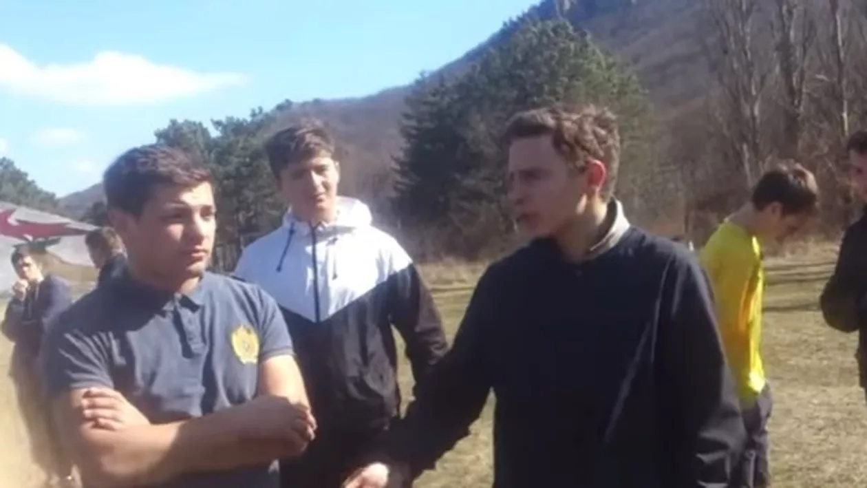 În Crimeea anexată de Rusia, directorul școlii a întrerupt un meci de fotbal, pe care l-a calificat „miting terorist nesancționat” (VIDEO)