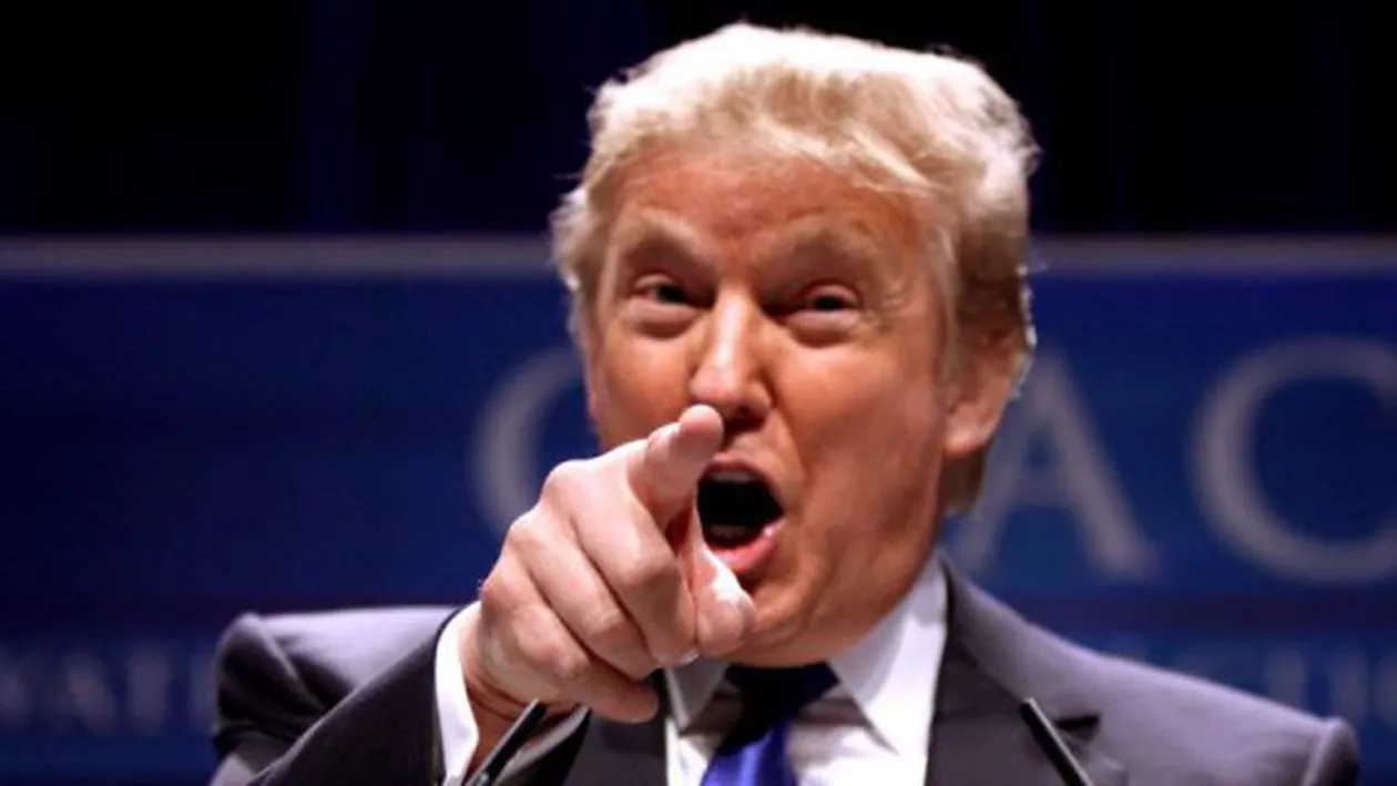 Donald Trump, apariție SURPRIZĂ: Președintele Americii s-a oprit în premieră să salute vizitatorii de la Casa Albă (VIDEO)