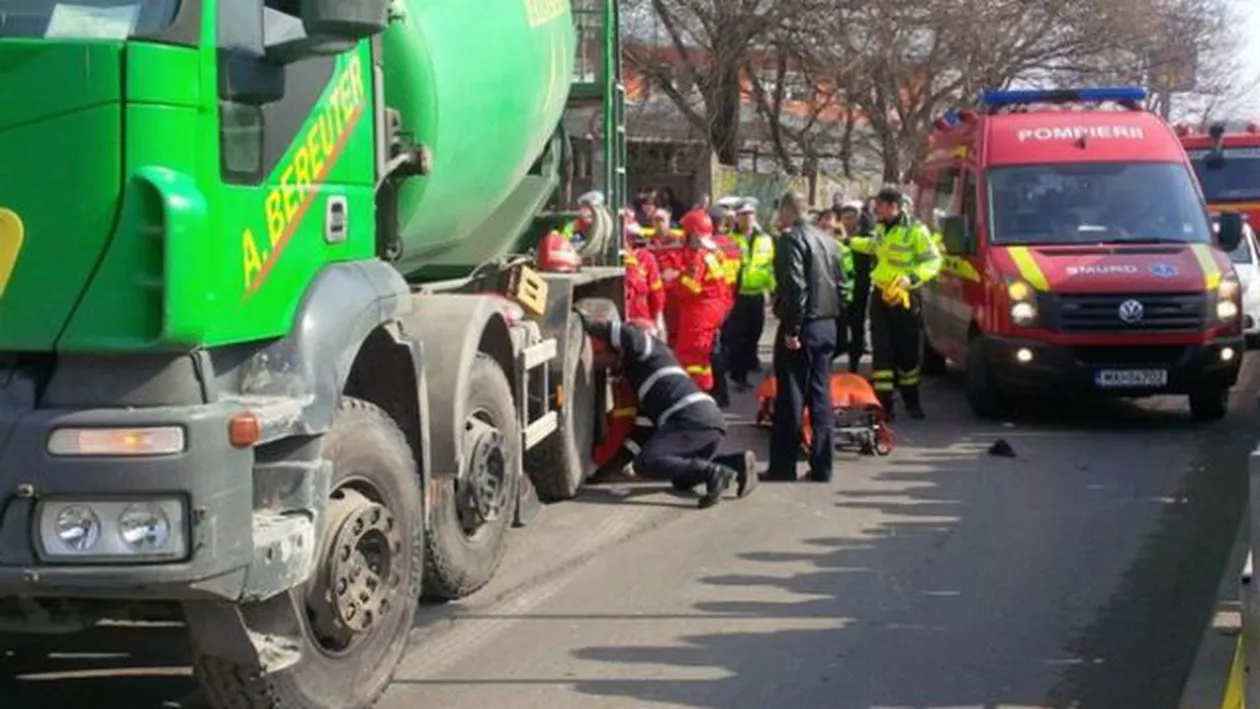 Accident DRAMATIC în Capitală: O betonieră a căzut peste un pieton (FOTO)
