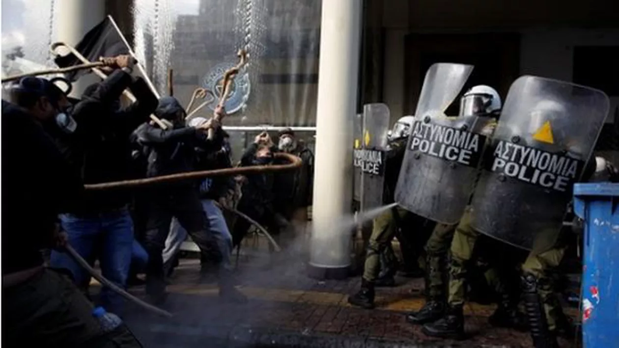 Grecia: Proteste violente ale fermierilor împotriva creșterii taxelor și a reformelor la sistemul de pensii (FOTO și VIDEO)
