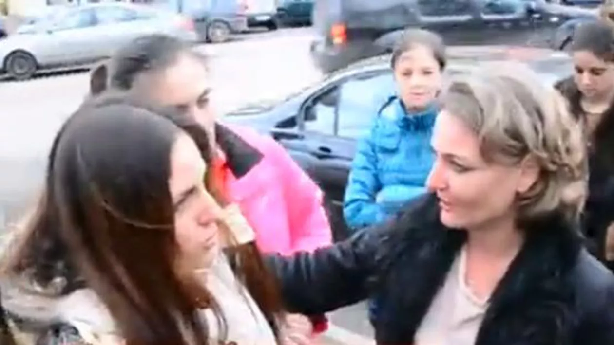 Protest la Spitalul Județean din Arad. Zeci de părinți sunt nemulțumiți de modul în care sunt tratați copii lor: ”Aici e lagăr de exterminare” (VIDEO)