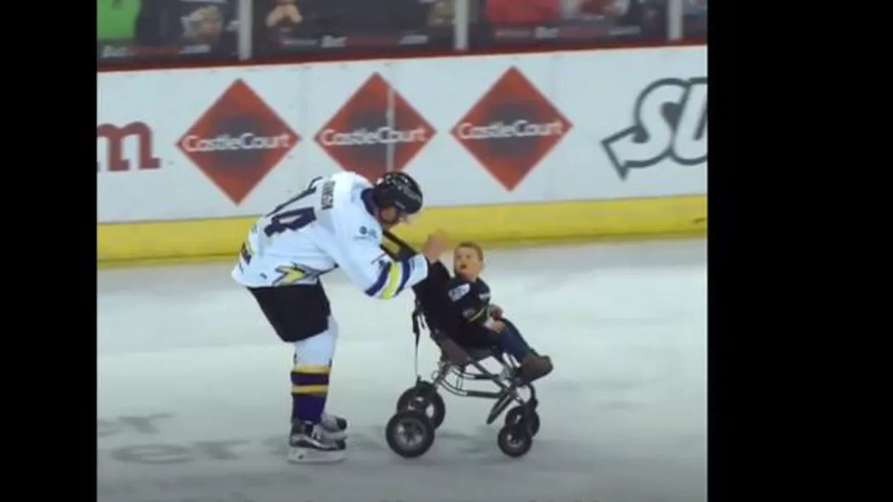 Gest EMOȚIONANT făcut de o echipă de hochei pentru un băiețel aflat în scaunul cu rotile (VIDEO, FOTO)  