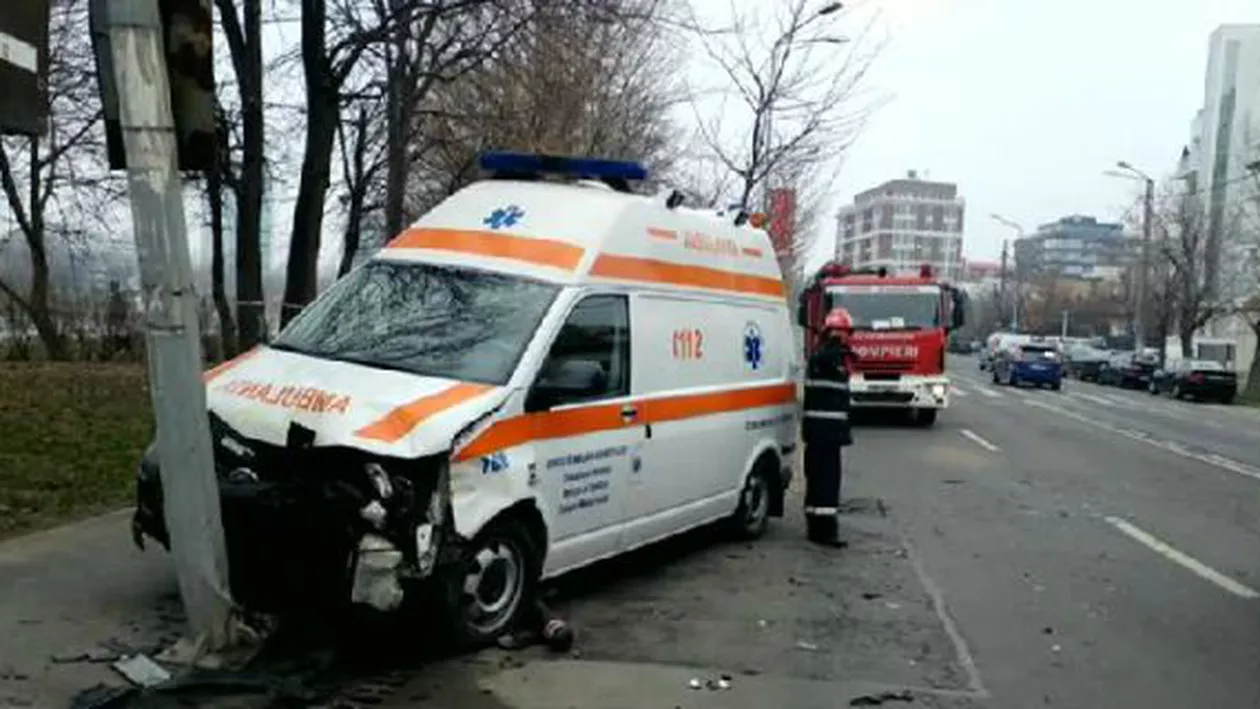 Carambol în Capitală: Șapte mașini, printre care și o ambulanță, implicate într-un accident pe Calea Floreasca (VIDEO)