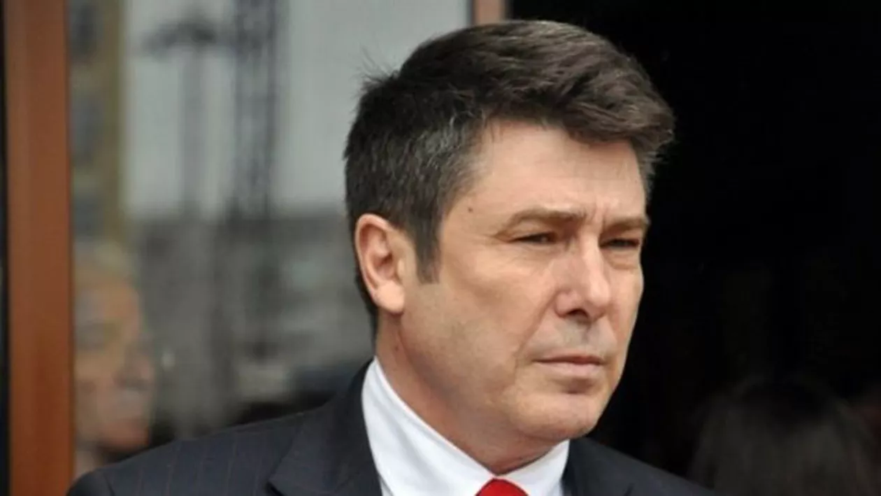 Imagini de necrezut: Un copil îi SĂRUTĂ PICIOARELE unui fost lider PSD (FOTO, VIDEO)