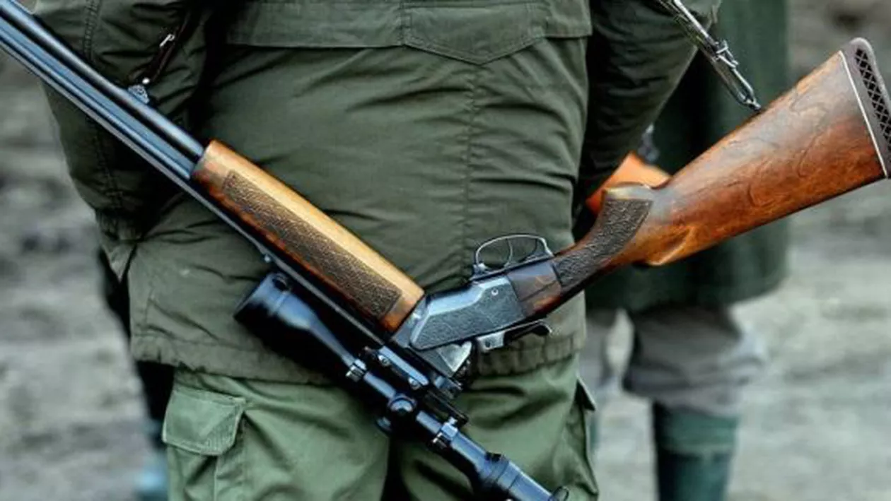 Arad: Un pădurar a fost împușcat de bărbații pe care i-a prins că participau la o vânătoare ilegală