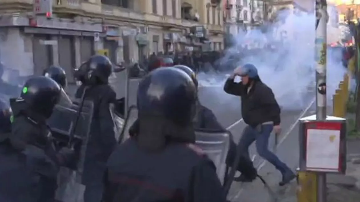 Ciocniri violente în Italia: Protestele anti-imigrație au degenerat în adevărate lupte de stradă! (VIDEO)