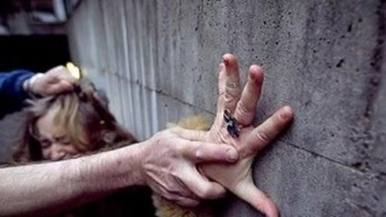 Caz șocant: O elevă de 12 ani a fost violată de un profesor în scara unui bloc. Scena a fost surprinsă de camerele de supraveghere