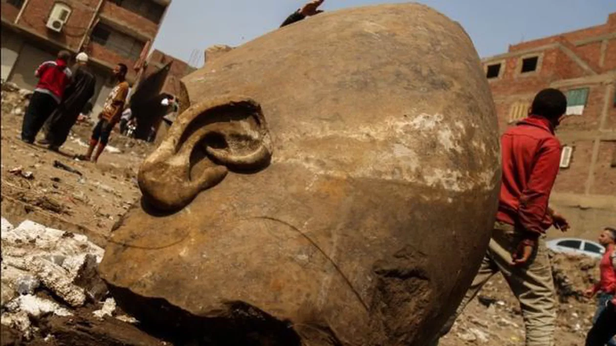 DESCOPERIRE COLOSALĂ în Cairo: O statuie de 8 metri a faraonului Ramses al II-lea, găsită la marginea orașului! (VIDEO)