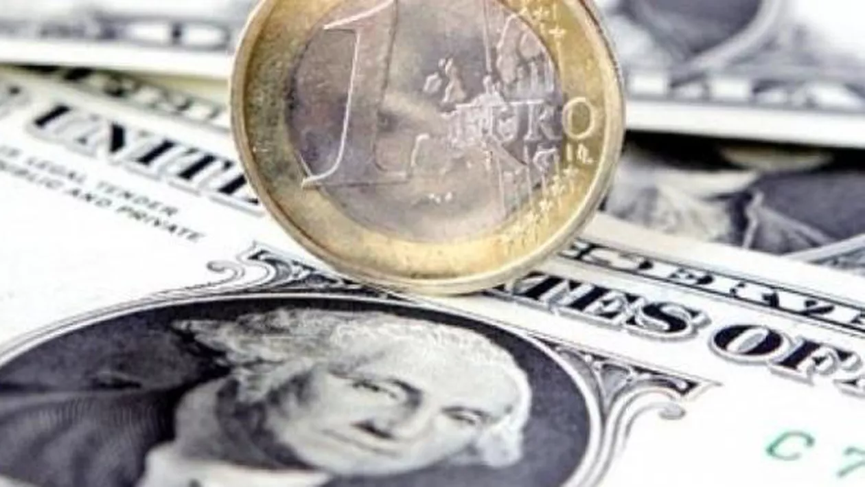 Euro la MAXIMUM ultimei luni față de dolar