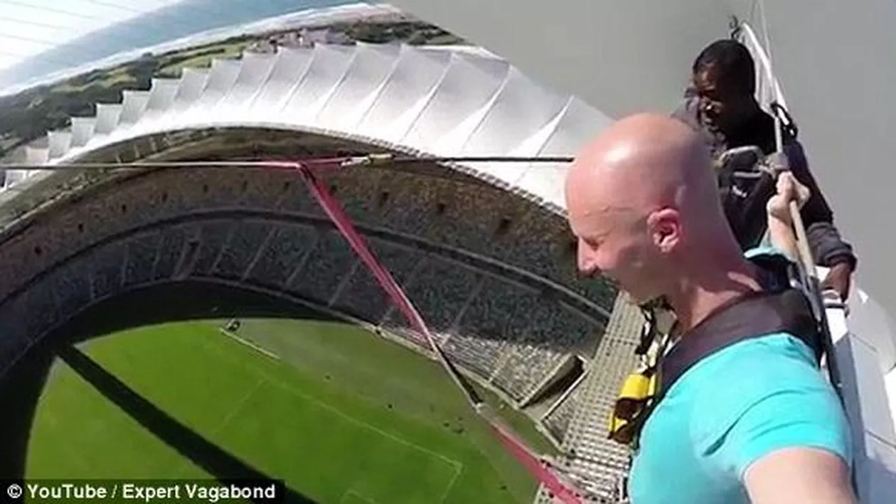 Cea mai înaltă alunecare pe frânghie din lume! (VIDEO)