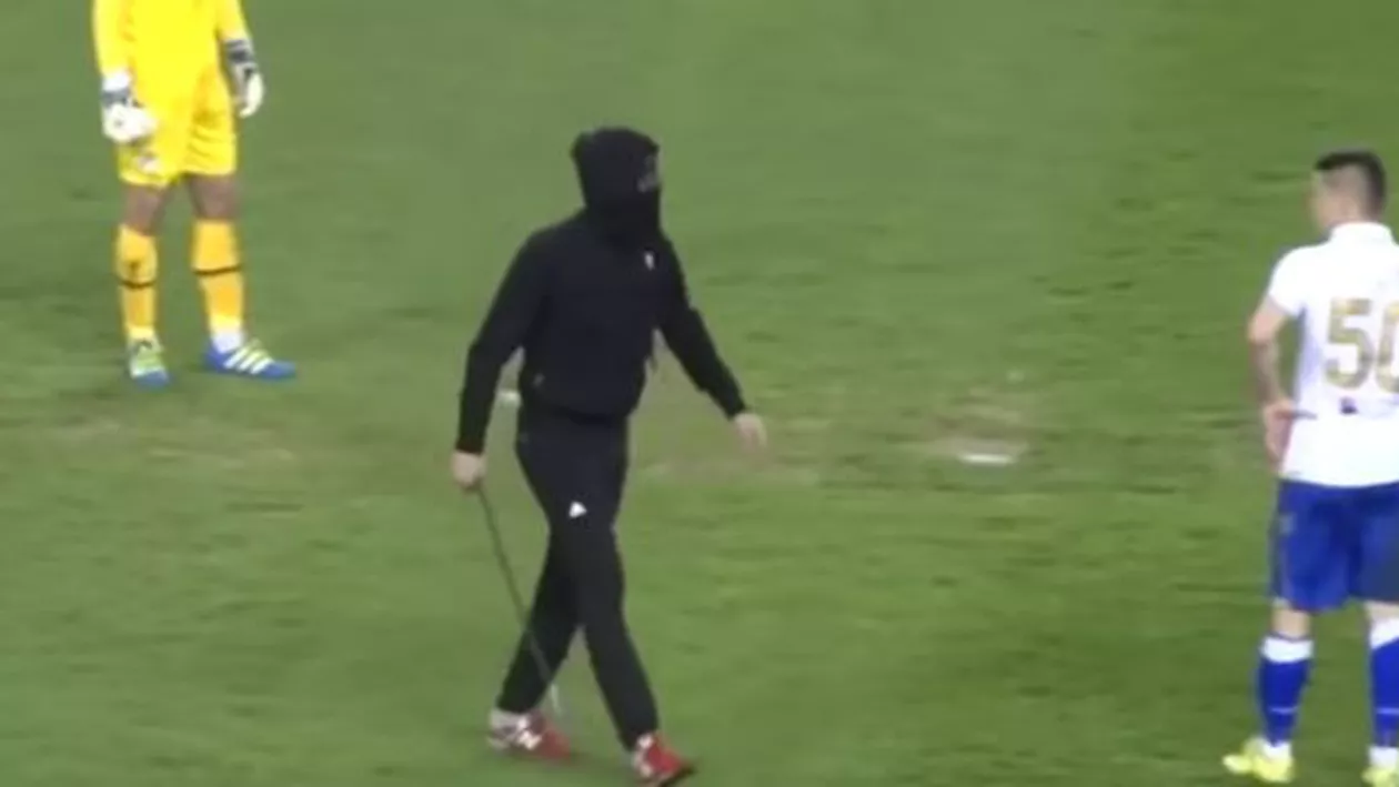 Momente de panică pe stadion. Un huligan a intrat pe teren cu o bară de fier în mână (VIDEO)