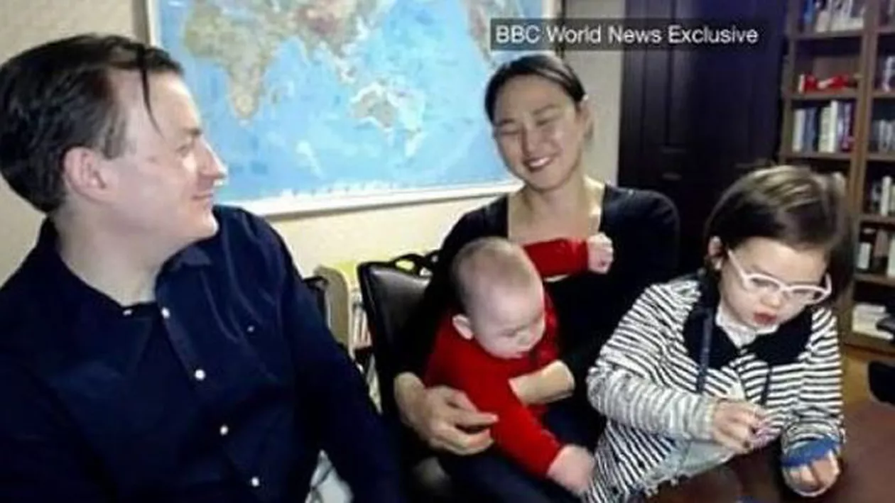 Profesorul "viral" din transmisiunea BBC şi-a prezentat OFICIAL familia: Greşeala mea i-a transformat pe toţi în staruri! (VIDEO)