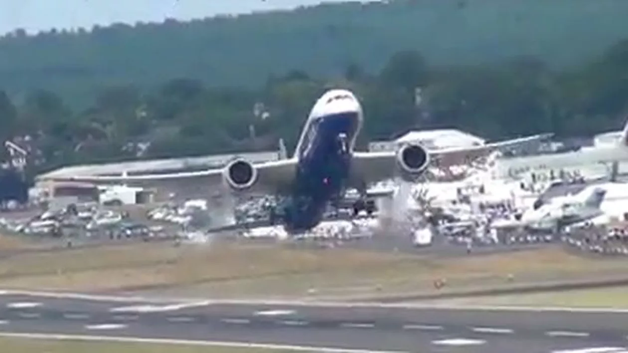 DECOLARE INCREDIBILĂ! Avioane care se ridica de la sol în plan aproape VERTICAL (VIDEO)