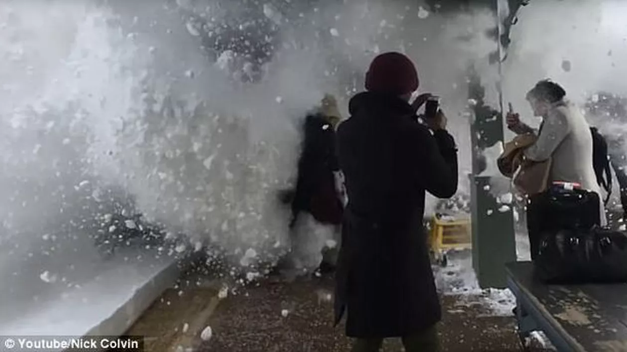 Un fleac: I-A ÎNZĂPEZIT! Un tren spulberă omătul, iar prima grijă a oamenilor a fost să SCOATĂ MOBILUL (FOTO,VIDEO)