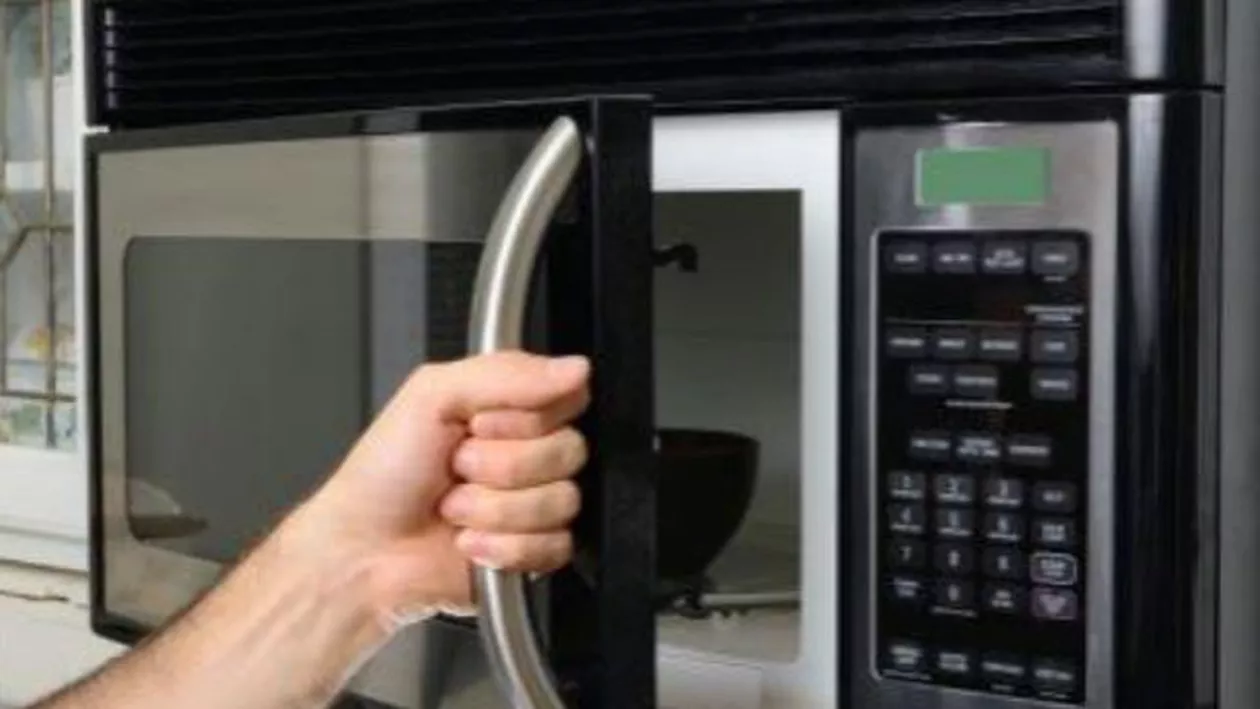 Poate cuptorul cu microunde să ne spioneze? Consiliera lui Donal Trump zice că DA