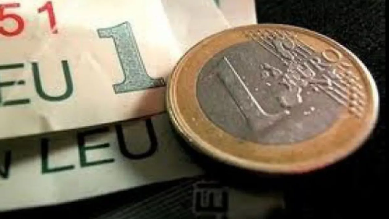 Cursul euro-leu a ajuns la cel mai mare nivel din ultimii patru ani. Analiştii suspectează BNR că a urcat pragul de intervenţie în favoarea leului