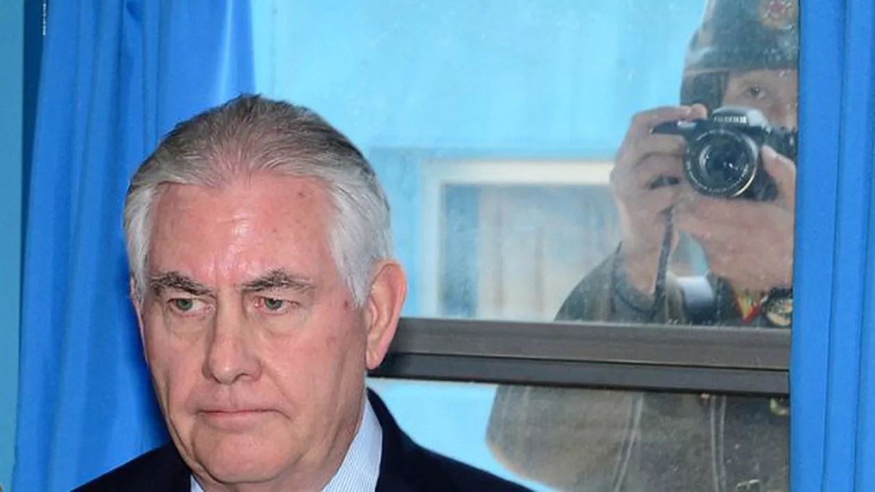 ANTOLOGIC! Un soldat nord-coreean a apărut de nicăieri în poza Secretarului de Stat american