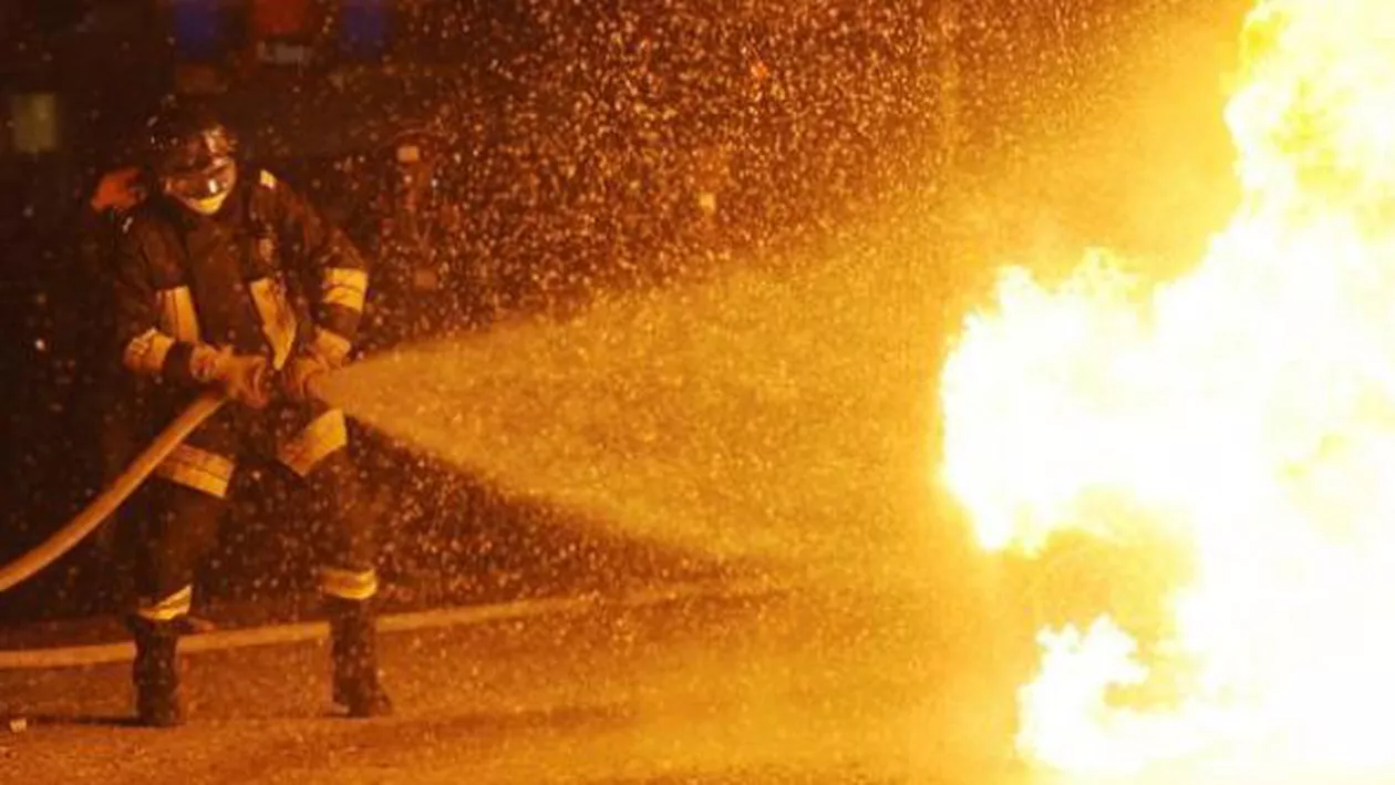 Mureș: Incendiu VIOLENT la un depozit de materiale plastice din Sovata