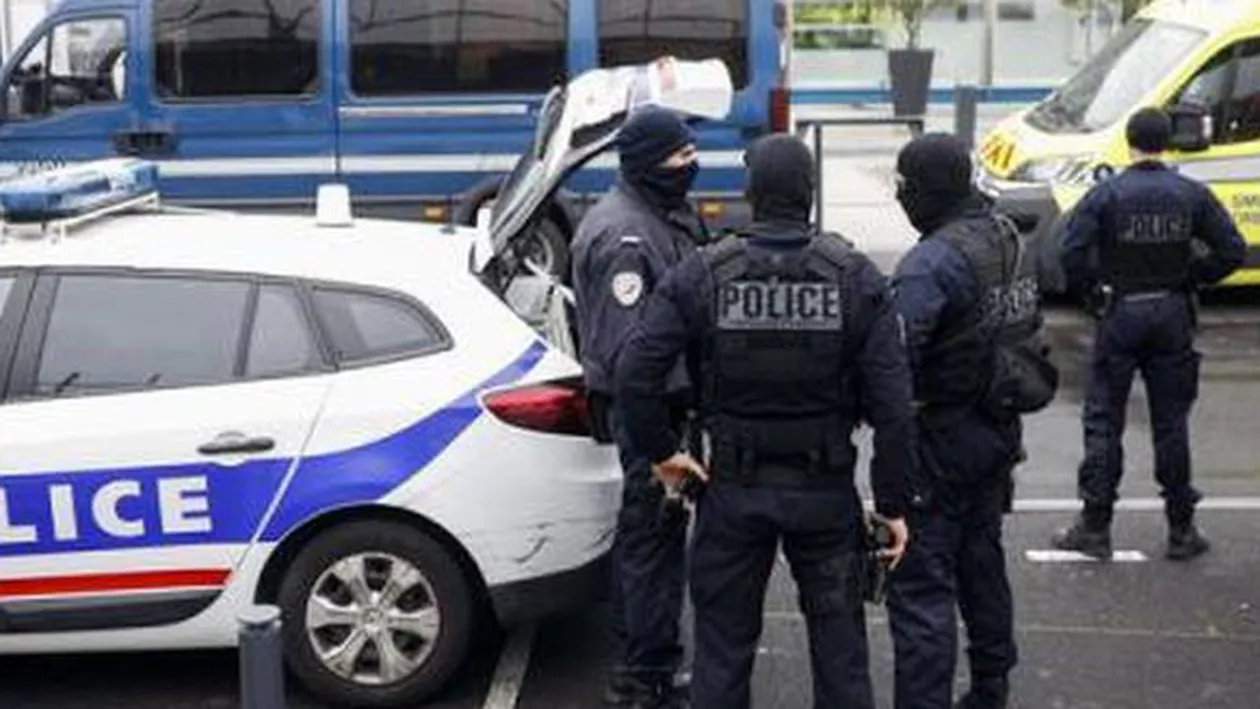 ALERTĂ cu BOMBĂ în centrul Parisului. Zeci de persoane au fost EVACUATE