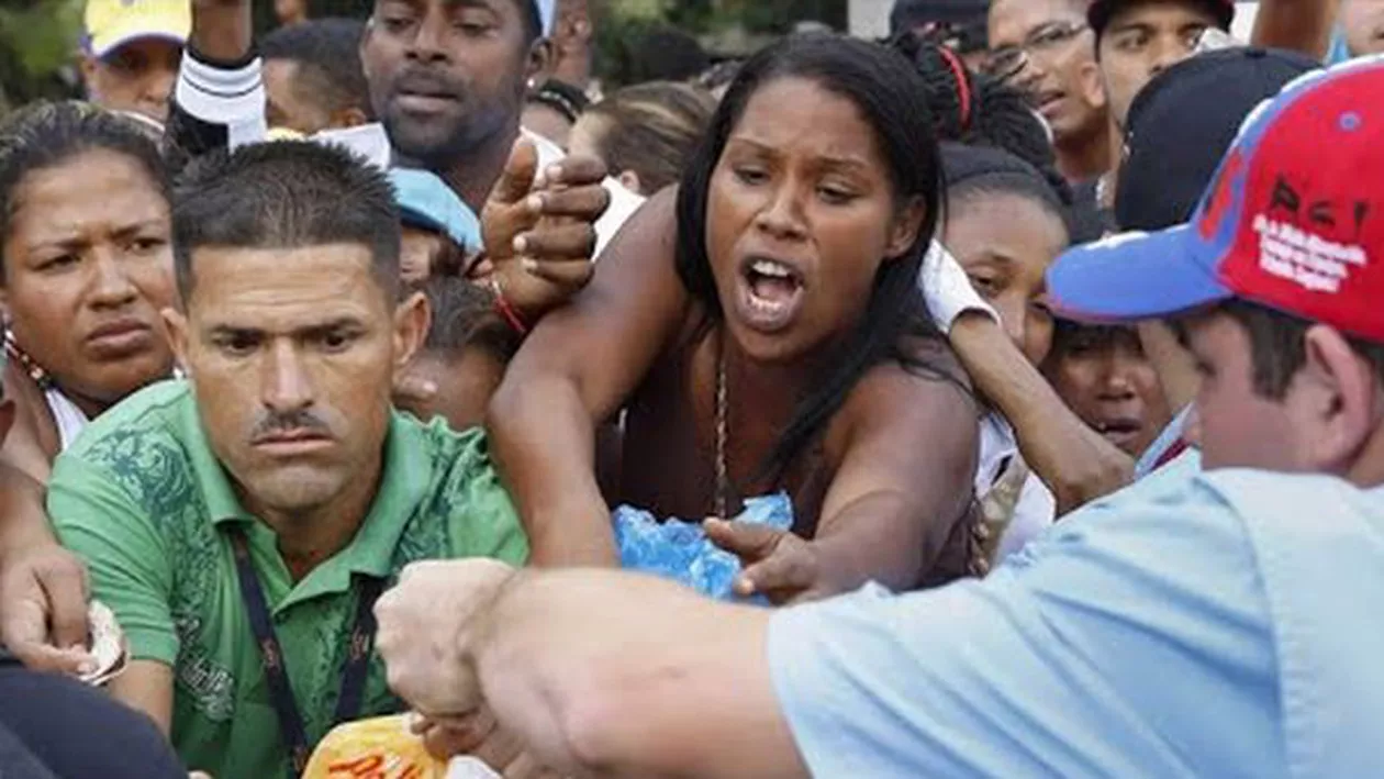 Situație ALARMANTĂ în Venezuela! Oamenii caută mâncare prin GUNOAIE! Trei sferturi din populație a slăbit 9 kg într-un an din cauza FOAMEI