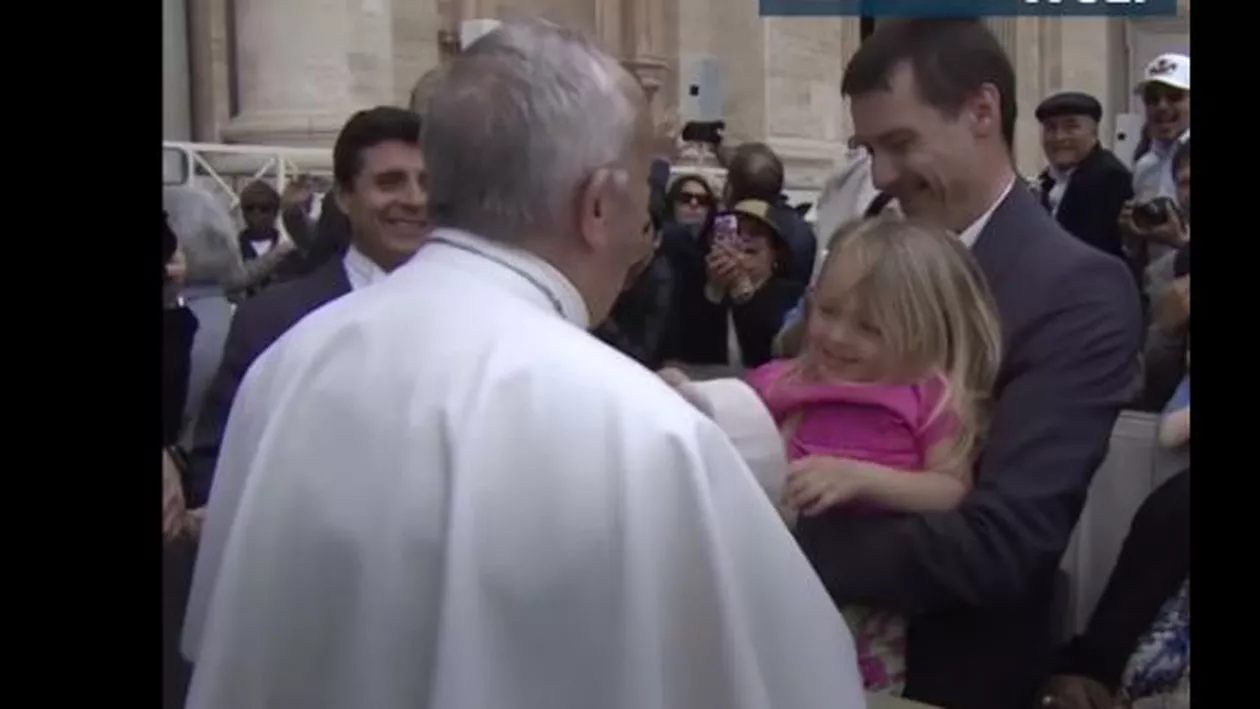 Clipul video care a devenit viral pe internet: O fetiță de 3 ani a încercat să îi fure boneta Papei Francisc (VIDEO)