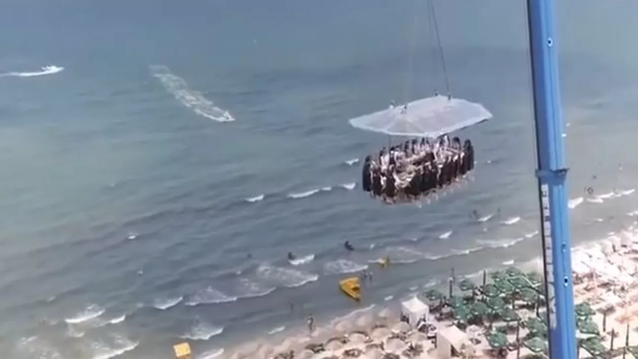 Experiență inedită pentru un grup de tineri. Au servit masa la înălțime (VIDEO)
