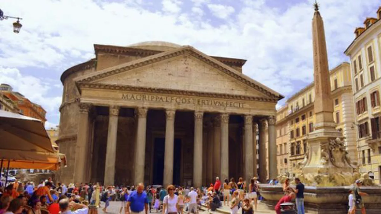 Italia: Româncă, arestată la Roma după ce a distrus două candelabre din secolul 18 aflate în Pantheon