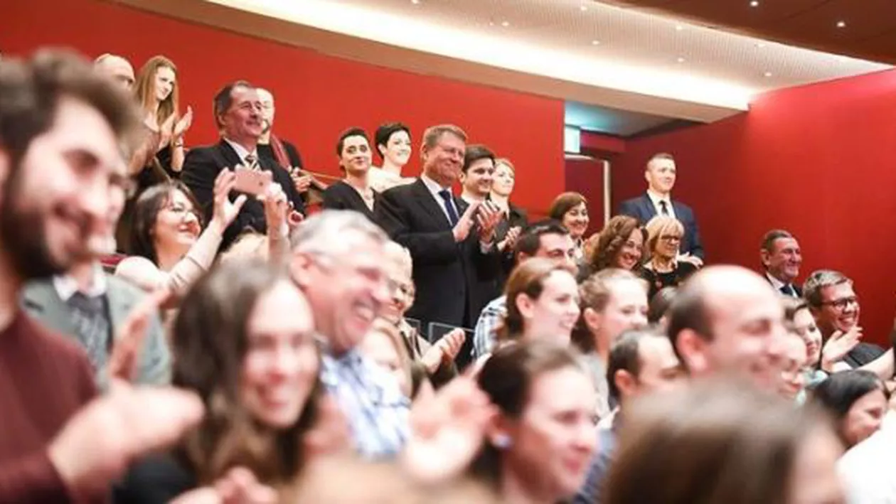 Klaus Iohannis, la teatru: Președintele a fost spectator la piesa ”Caramitru-Mălăele, câte’n lună și în stele” (FOTO)