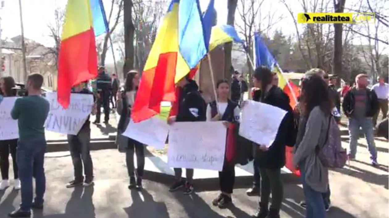 PROTEST ANTI-DODON: Manifestanții se opun propunerii președintelui ca limba rusă să fie obligatorie în școli