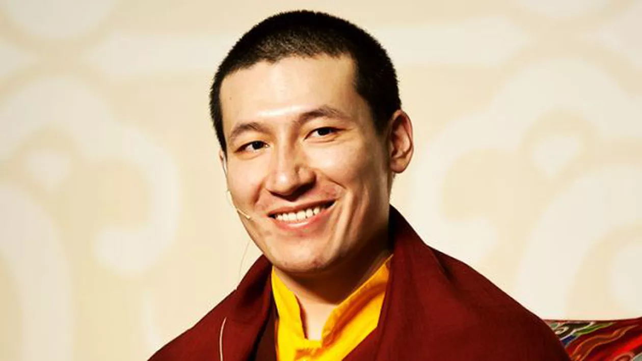 Surpriză în Tibet: Un LIDER budist dă călugăria pe CĂSĂTORIE. Reîncarnarea lui Karmapa Lama s-a ÎNDRĂGOSTIT!