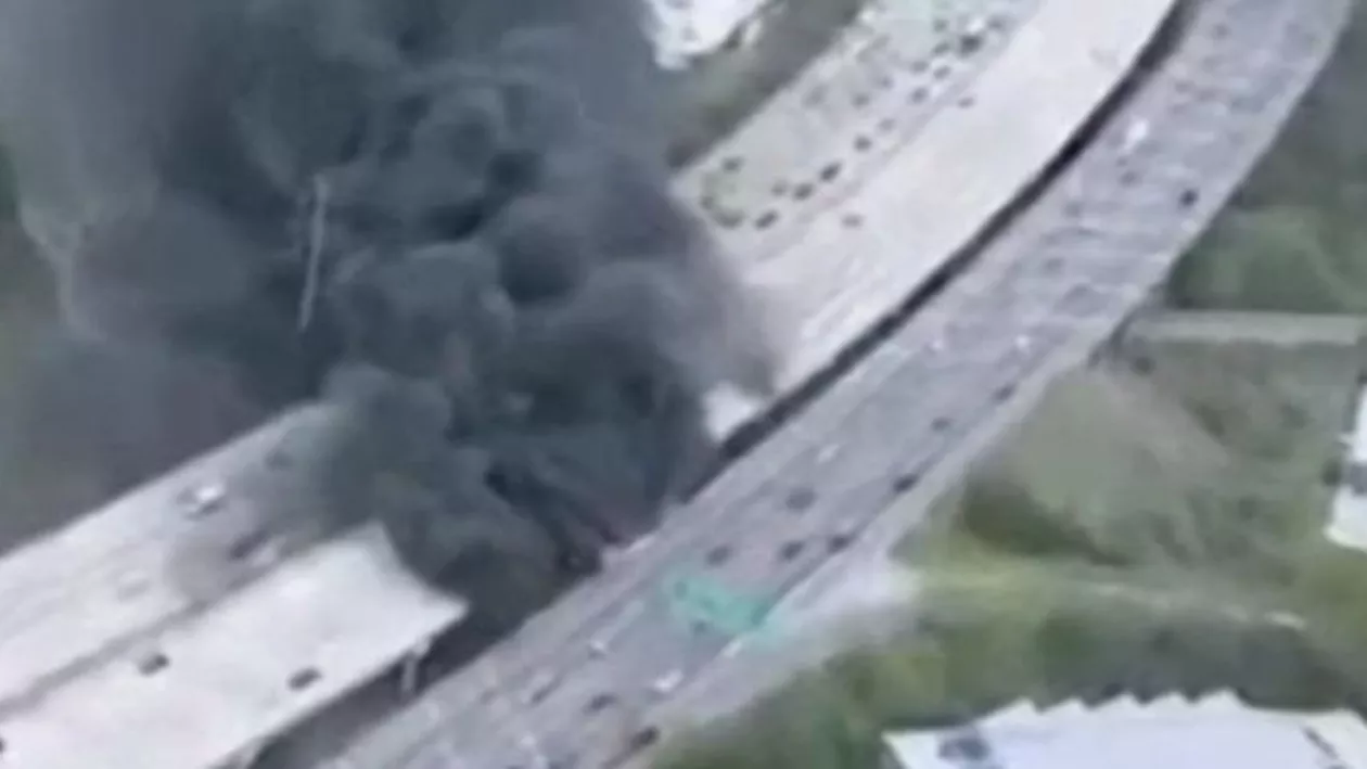 Incendiu devastator pe o autostradă din SUA: Flăcările au distrus liniile de tensiune, iar o porțiune din șosea s-a prăbușit (VIDEO)