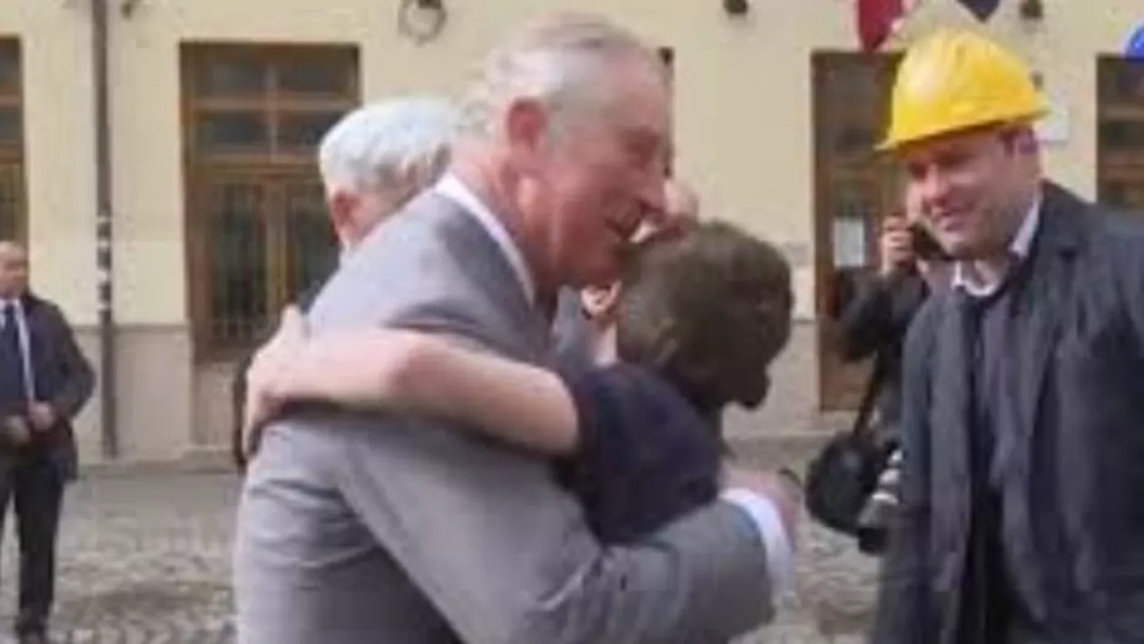 Charles, îmbrățișat de un copil în Centrul Vechi al Capitalei. Răspunsul călduros al Prințului: "Îmi pare bine să te văd. Eşti bine?" (VIDEO EMOȚIONANT)