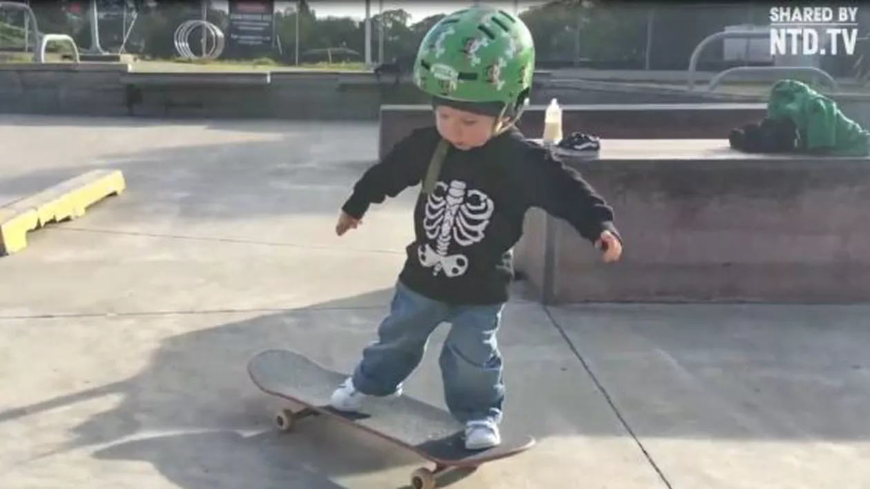 Cu PAMPERSUL pe placă: El este cel mai TÂNĂR skater din lume! (VIDEO)