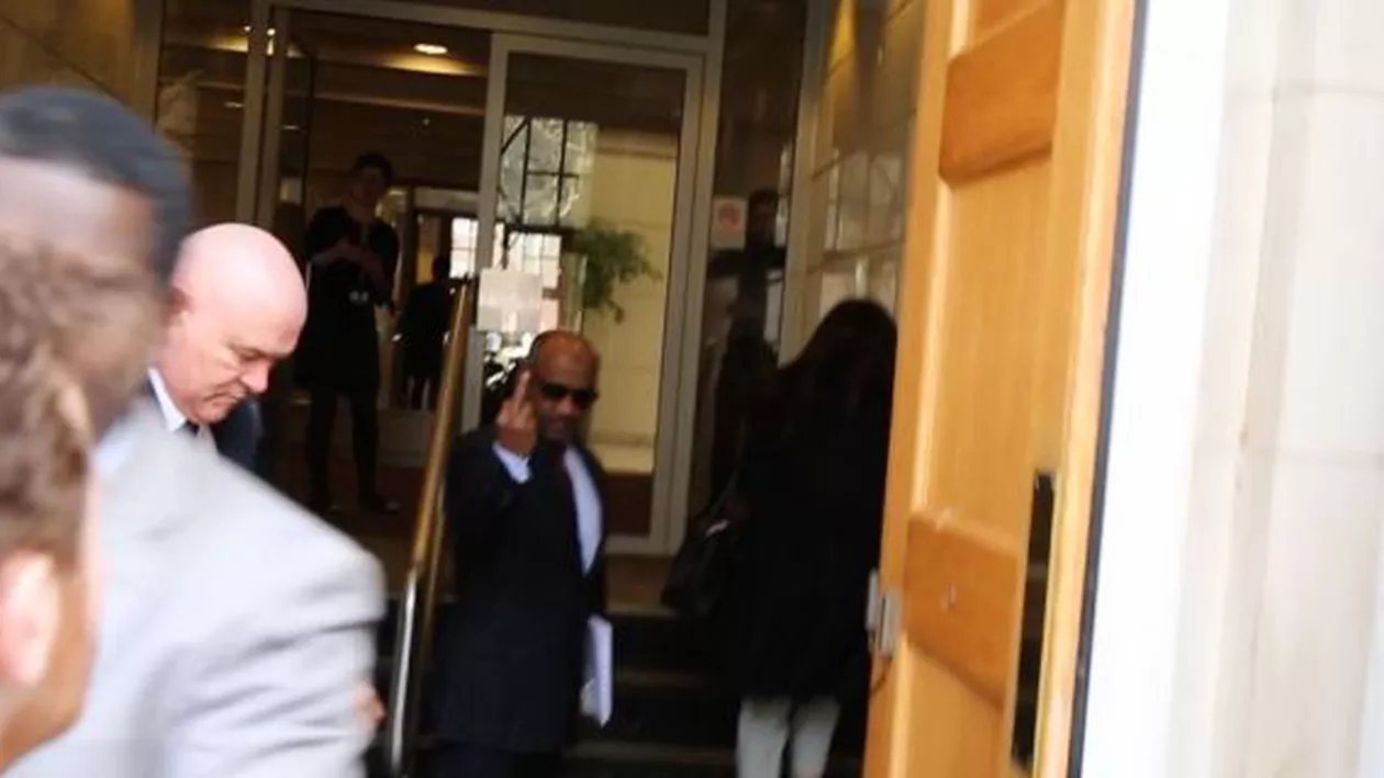 Gestul SCANDALOS făcut de Generalul Saudit după ce era să fie ARESTAT de un CETĂȚEAN în Londra (VIDEO)