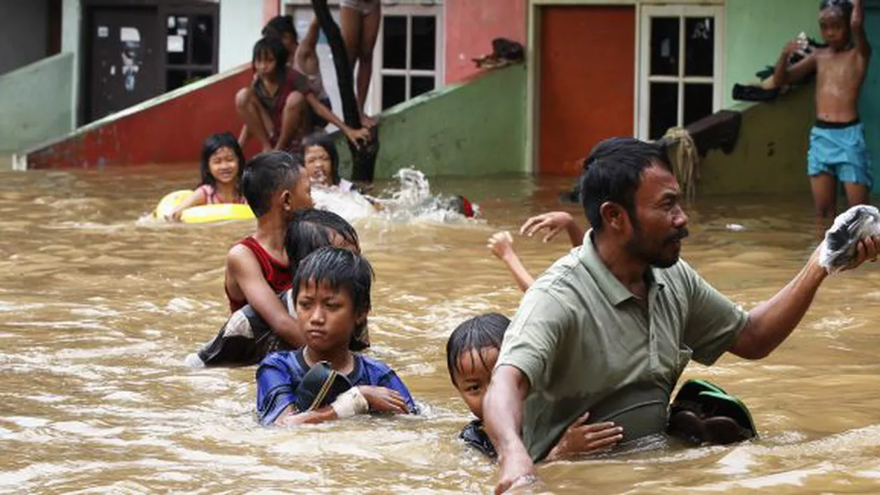 Tragedie în Indonezia! Peste 20 de oameni ar fi fost îngropaţi după o alunecare de teren