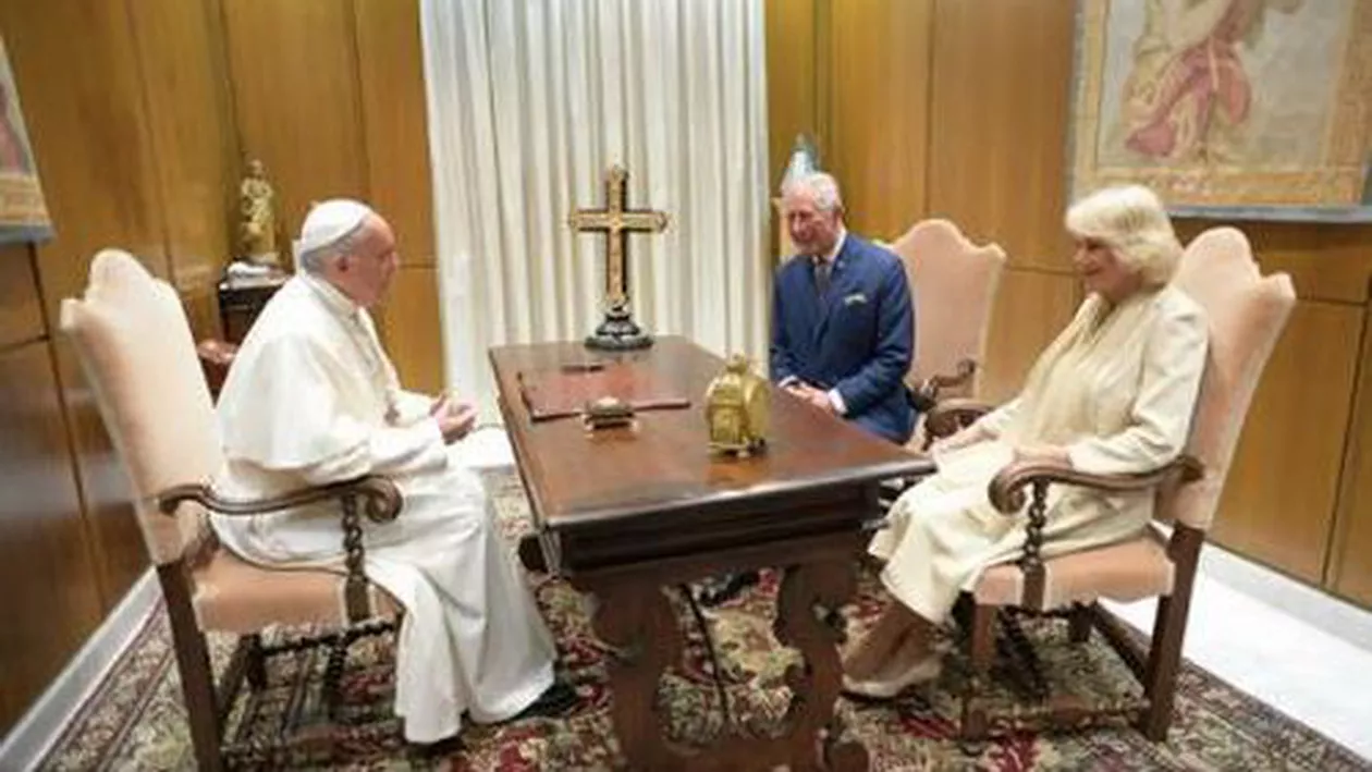 Întâlnire de POVESTE la Vatican: Prințul Charles și Camilla au intrat cu un coșuleț BIO la Papa Francisc