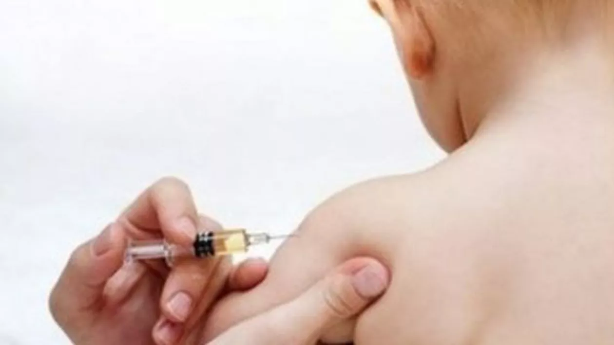 În plină epidemie de rujeolă, vaccinul este pe sfârşite. Zece direcţii de sănătate publică au epuizat deja stocurile (VIDEO)