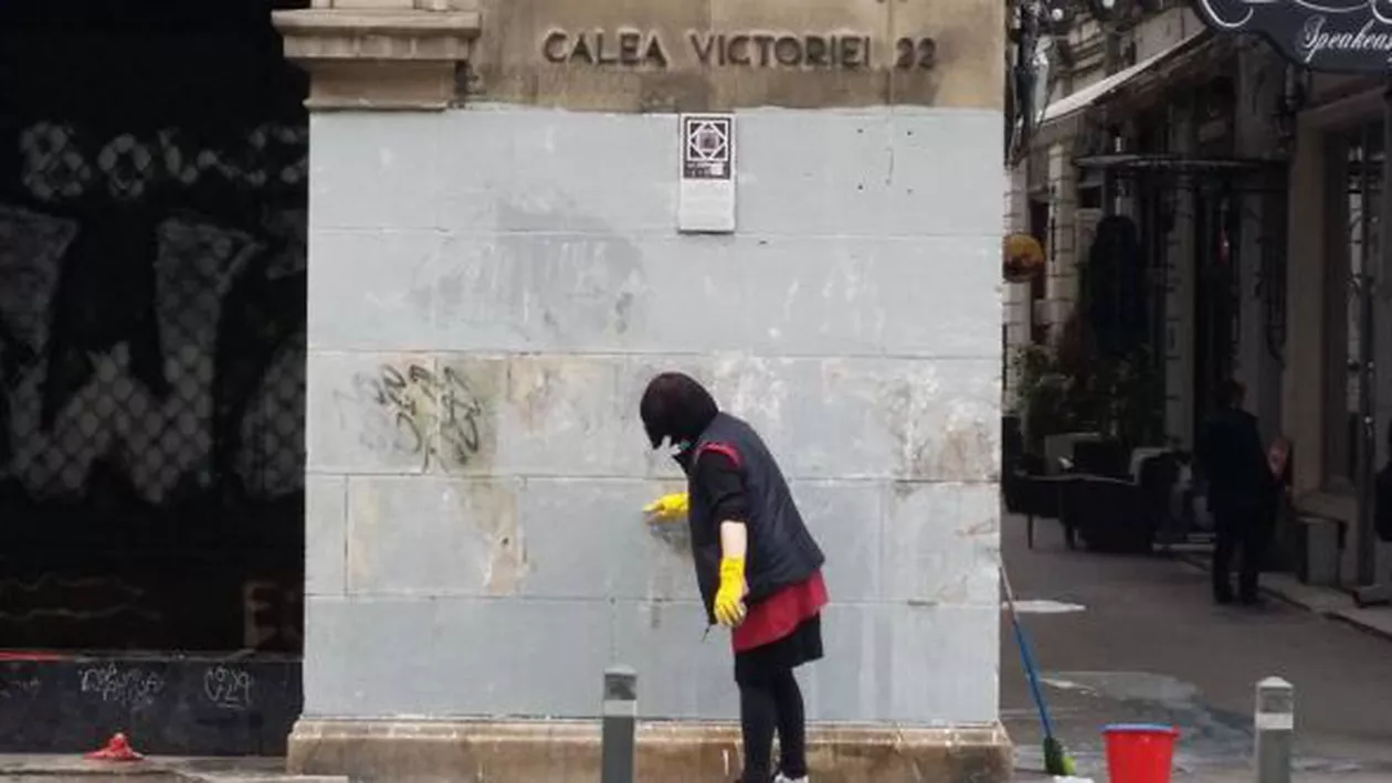 Prostia PERSEVEREAZĂ pe Calea Victoriei: Monumentul istoric VĂRUIT e acum ras cu ȘPACLUL! (FOTO)