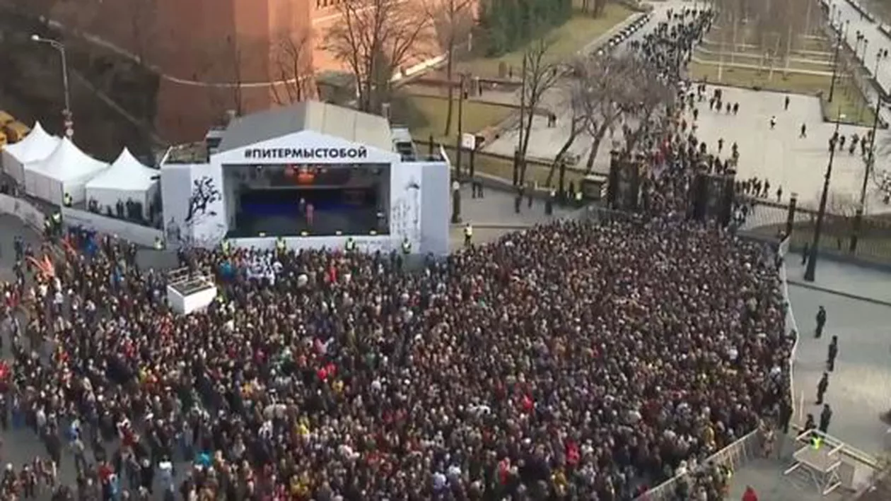 Miting de amploare în Piața Roșie din Moscova: Zeci de mii de oameni au ieșit în stradă (FOTO)