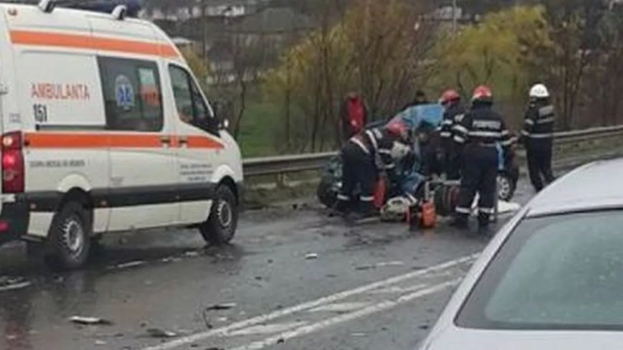 Accident CUMPLIT în România: O persoană a fost rănită grav după ce a rămas încarcerată (FOTO)