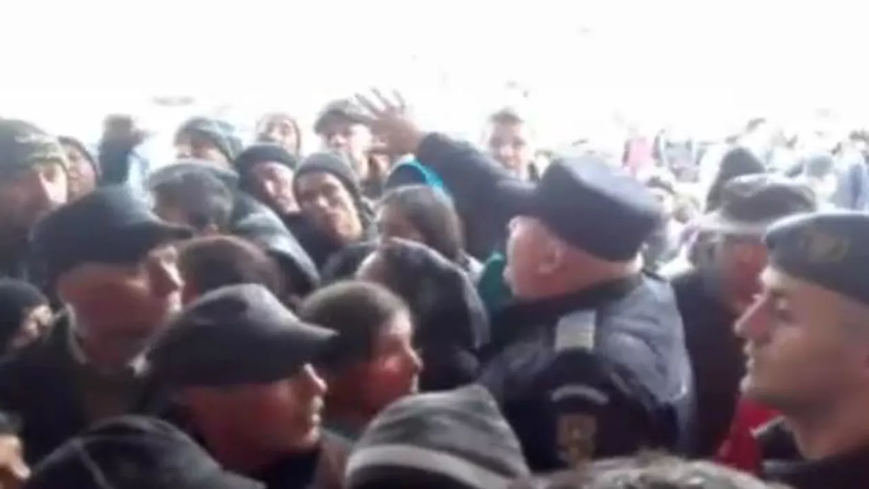 Bătaie de joc la Vaslui. Sute de asistați social s-au îmbulzit la Bursa Locurilor de Muncă doar ca să poată dovedi că au fost la târg. Apoi au plecat acasă