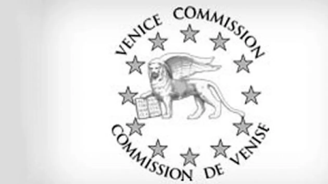 Comisia de la Veneţia: În România va fi nevoie să fie legiferat un parteneriat pentru persoane de acelaşi sex, dacă nu sunt permise căsătoriile. E necesar să fie respectat principiul nediscriminării