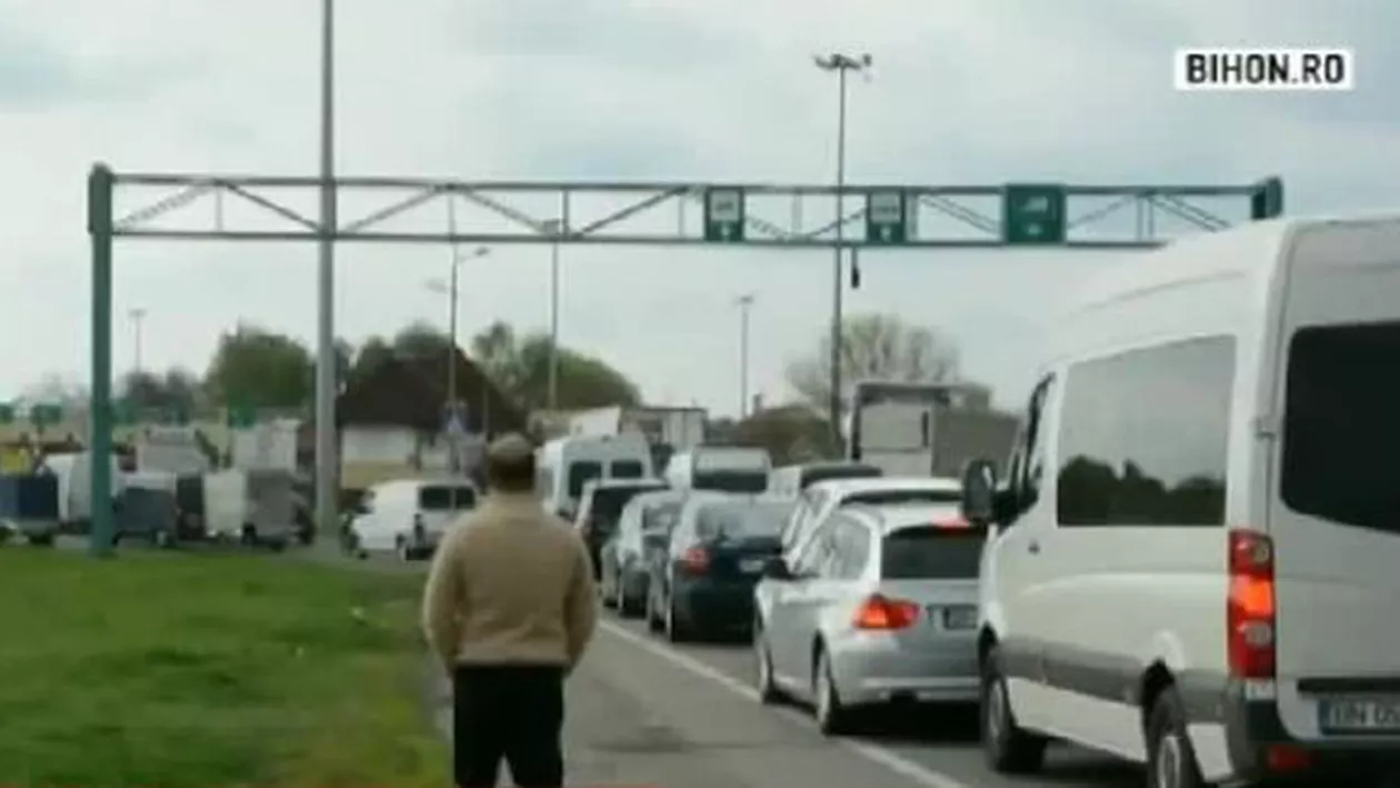 COȘMAR la vămile din sudul ţării. Cozile sunt kilometrice, iar mașinile așteaptă chiar și două ore pentru a fi verificate (VIDEO)