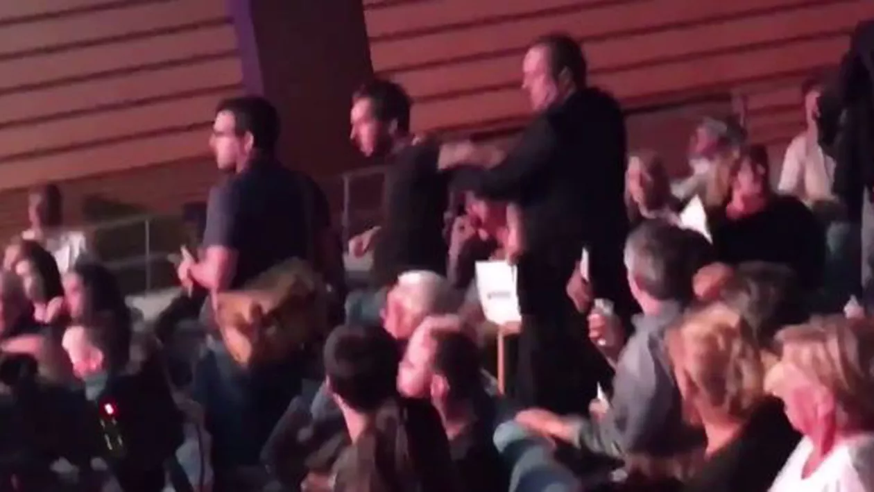 Bodyguarzii extremistei Le Pen au bătut nişte protestatari la un miting (VIDEO)