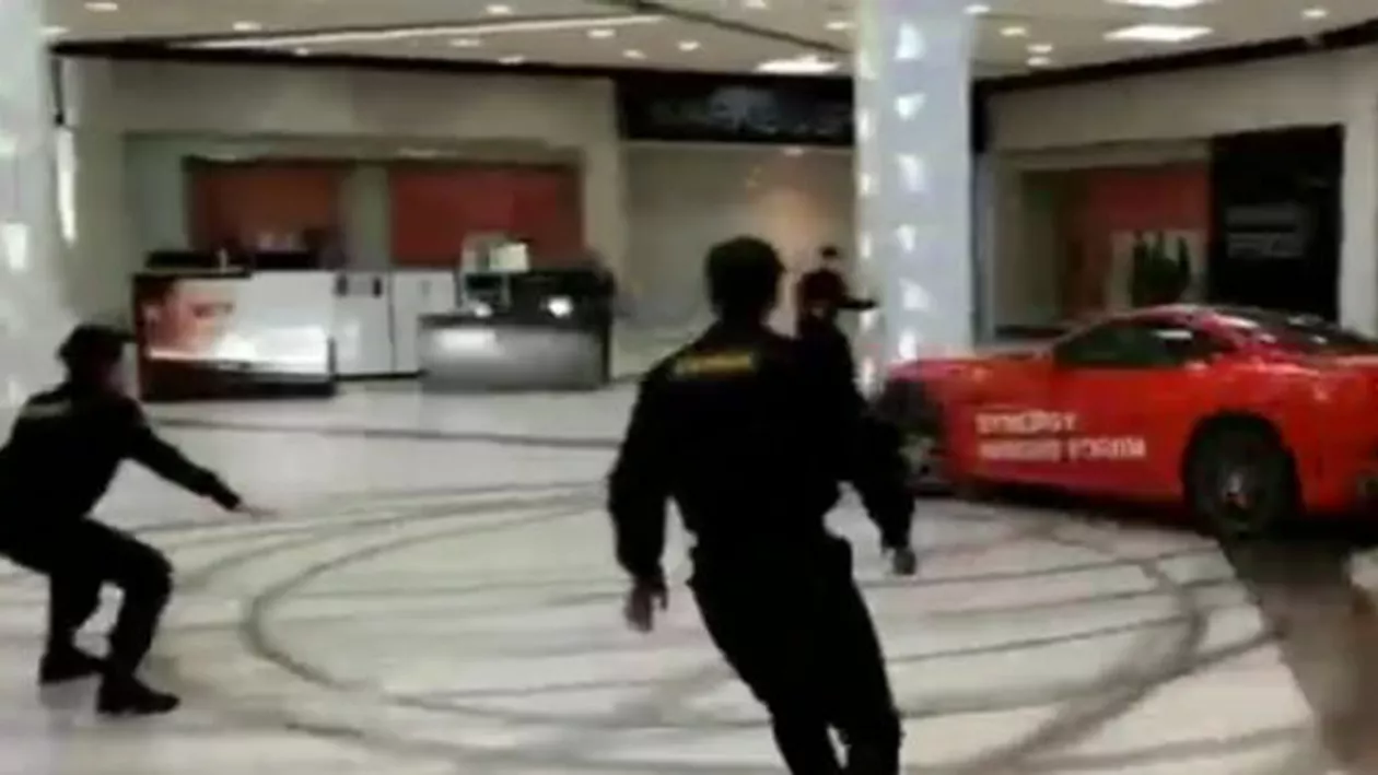 TERIBILISMUL unui fost Primar din Moscova! GONEA în mall cu un FERRARI (VIDEO)