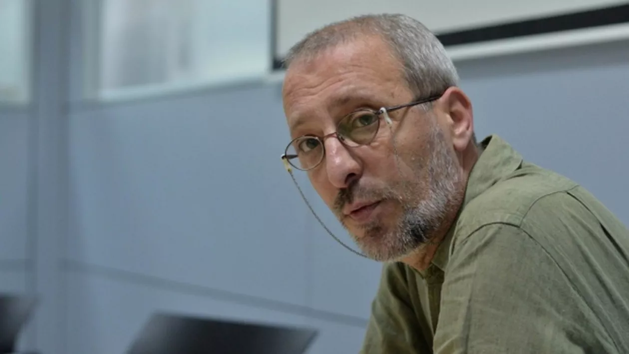 „Știam că salariul minim se stabilește prin hotărâre de guvern, nu prin lege. Nu e ceva în neregulă aici?”. Jurnalistul Liviu Avram trage UN SEMNAL DE ALARMĂ față de proiectul legii salarizării